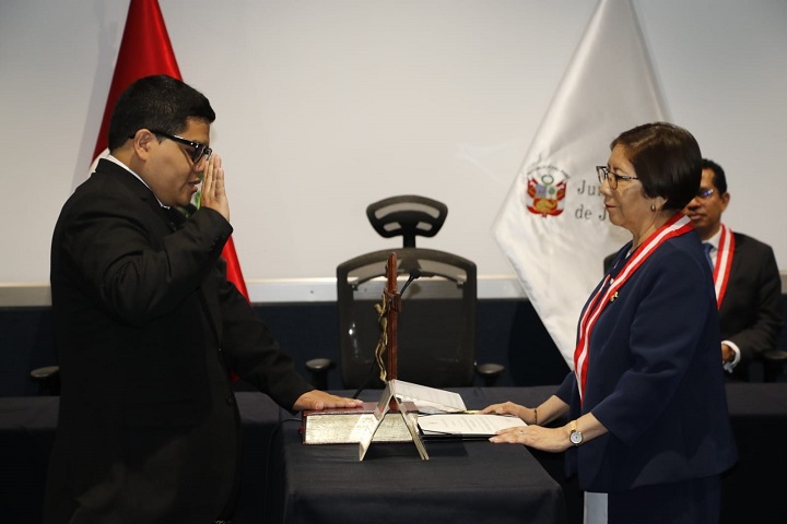 Egresado de la UCV juramentó como juez penal en el Juzgado Penal Unipersonal de Paita 