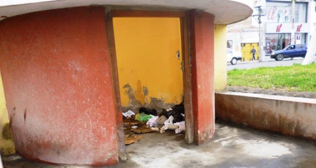 Kioscos municipales se han convertido en baños públicos en avenida Pardo (video)