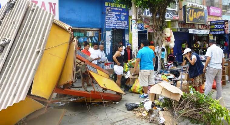    Auto derribó kiosco de periódicos en pleno centro de Chimbote