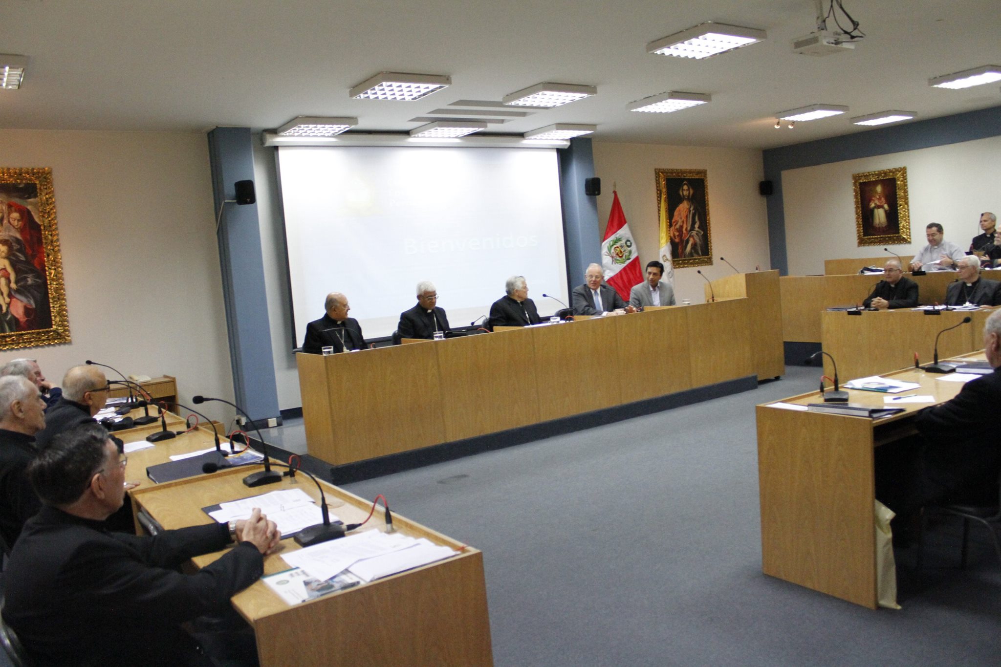 Kuczynski visitó a obispos en la Conferencia Episcopal Peruana