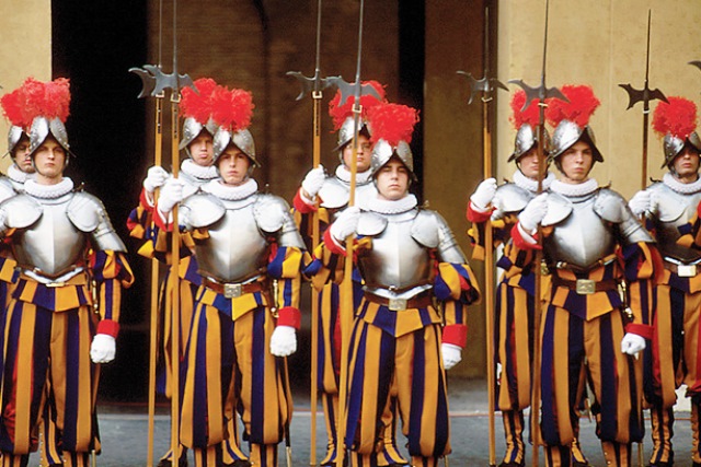 “La Guardia Suiza”, el ejército más pequeño del mundo, se renueva (Video)