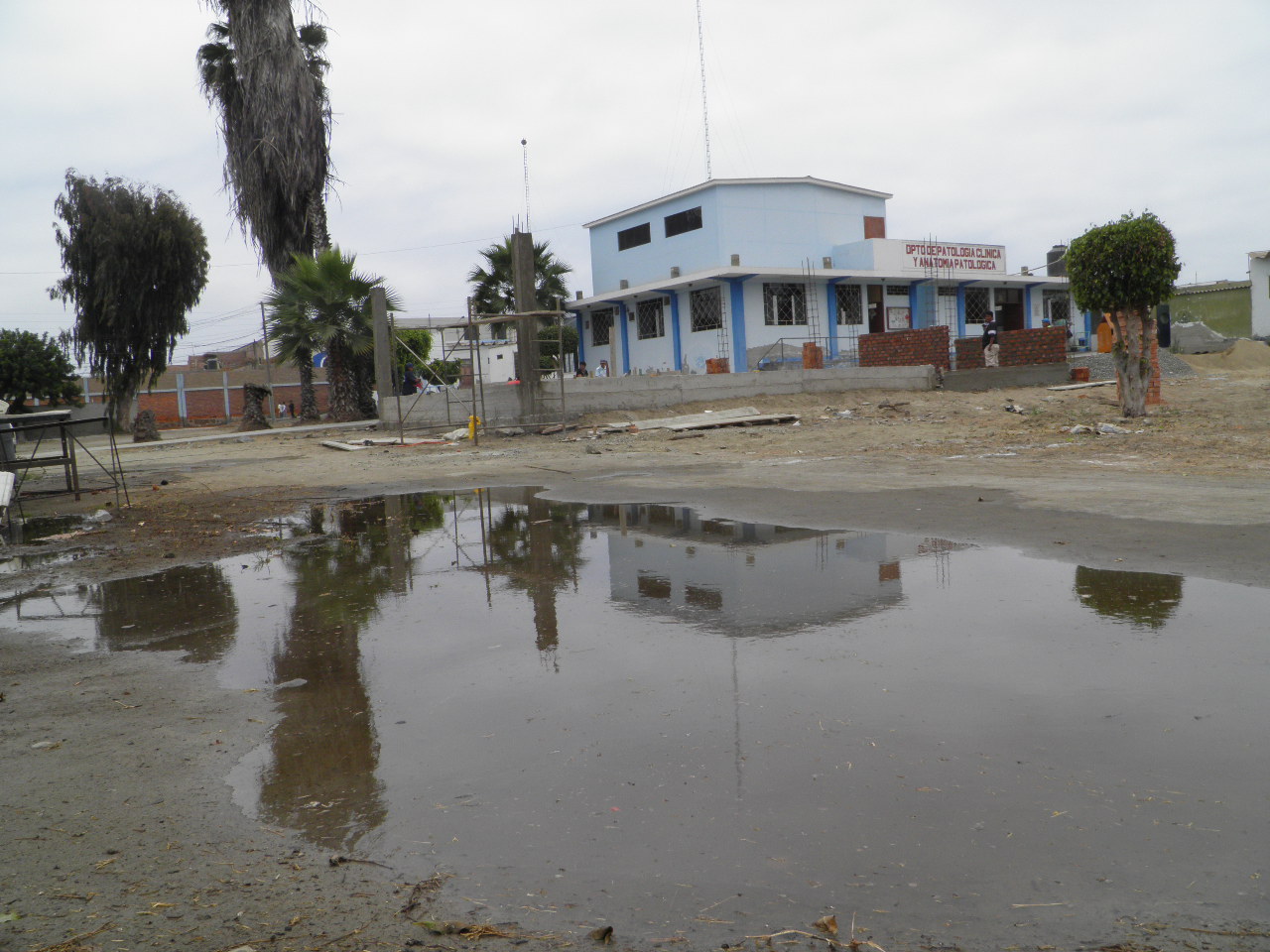 Chimbote: Colapso de buzón inunda con aguas servidas algunas áreas de “La Caleta”