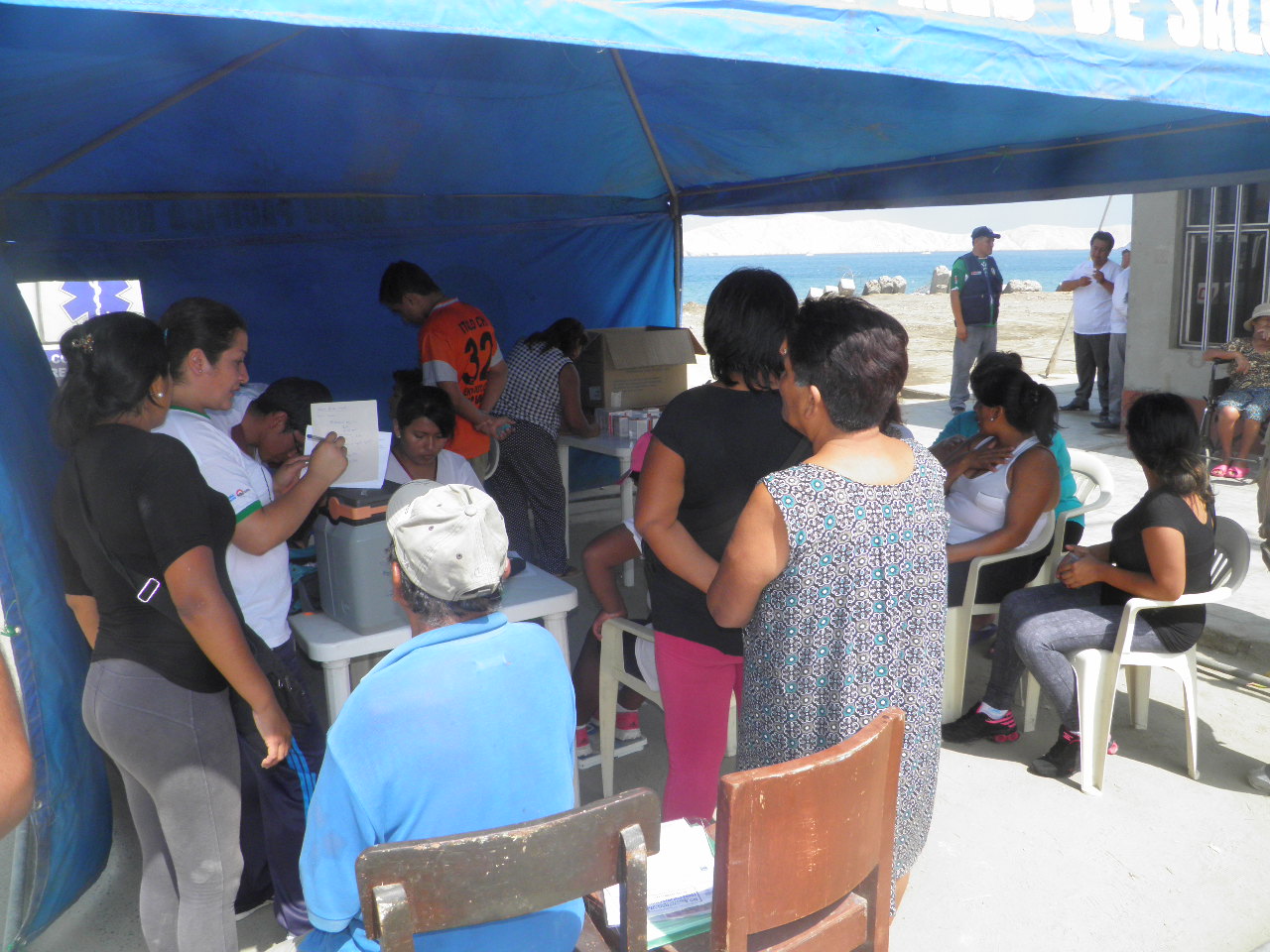 Chimbote: Familias de la zona costera reciben atención médica tras los fuertes oleajes 