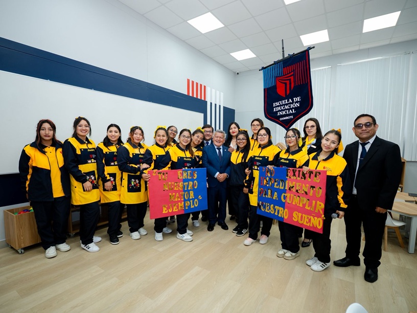 César Acuña inaugura laboratorio de neurodidáctica y anuncia nuevo edificio para Chimbote