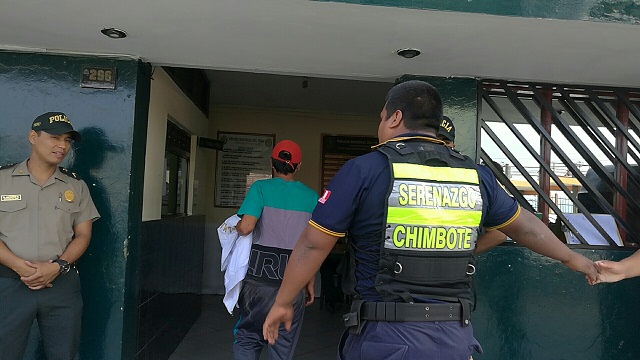 Policías intervienen a sujetos que roban celulares a menores de edad en el centro de Chimbote