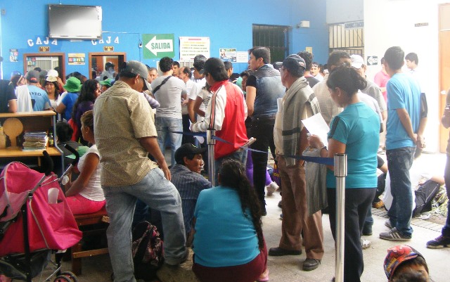 Largas colas hicieron hoy trabajadores impagos de Municipalidad de Nuevo Chimbote 