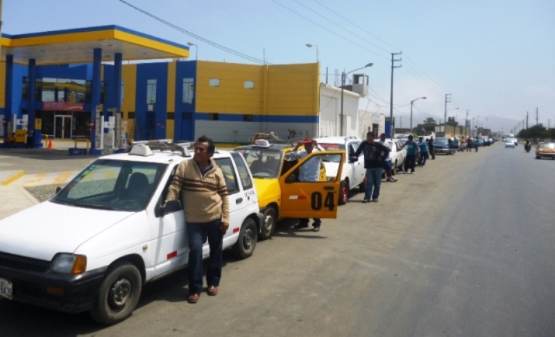  Transportistas esperaron desde la madrugada para abastecerse de gas (Informe)