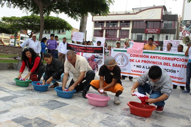 Con lavado de banderas piden que no se archive informe de la Comisión Áncash en Chimbote