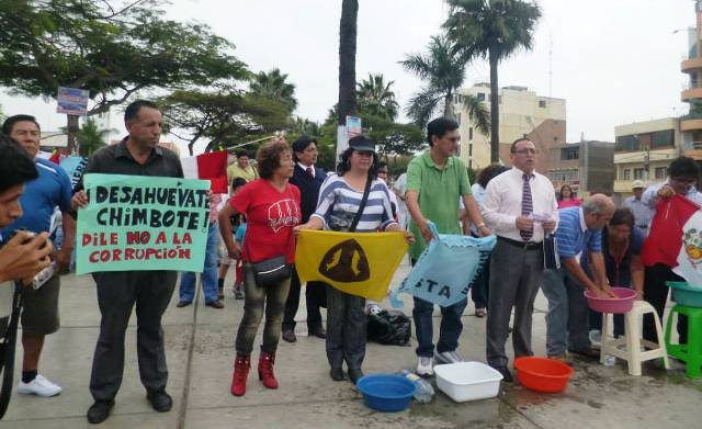 Chimbote: con lavado de banderas exigen sanciones ejemplares contra criminales y corruptos