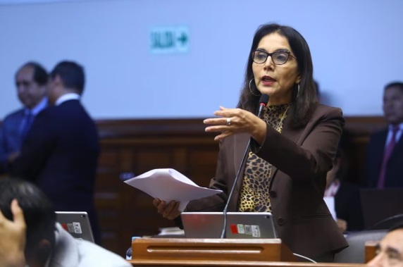 Patricia Juárez demanda que Dina Boluarte aclare presunta fuga de Cerrón en el “cofre”
