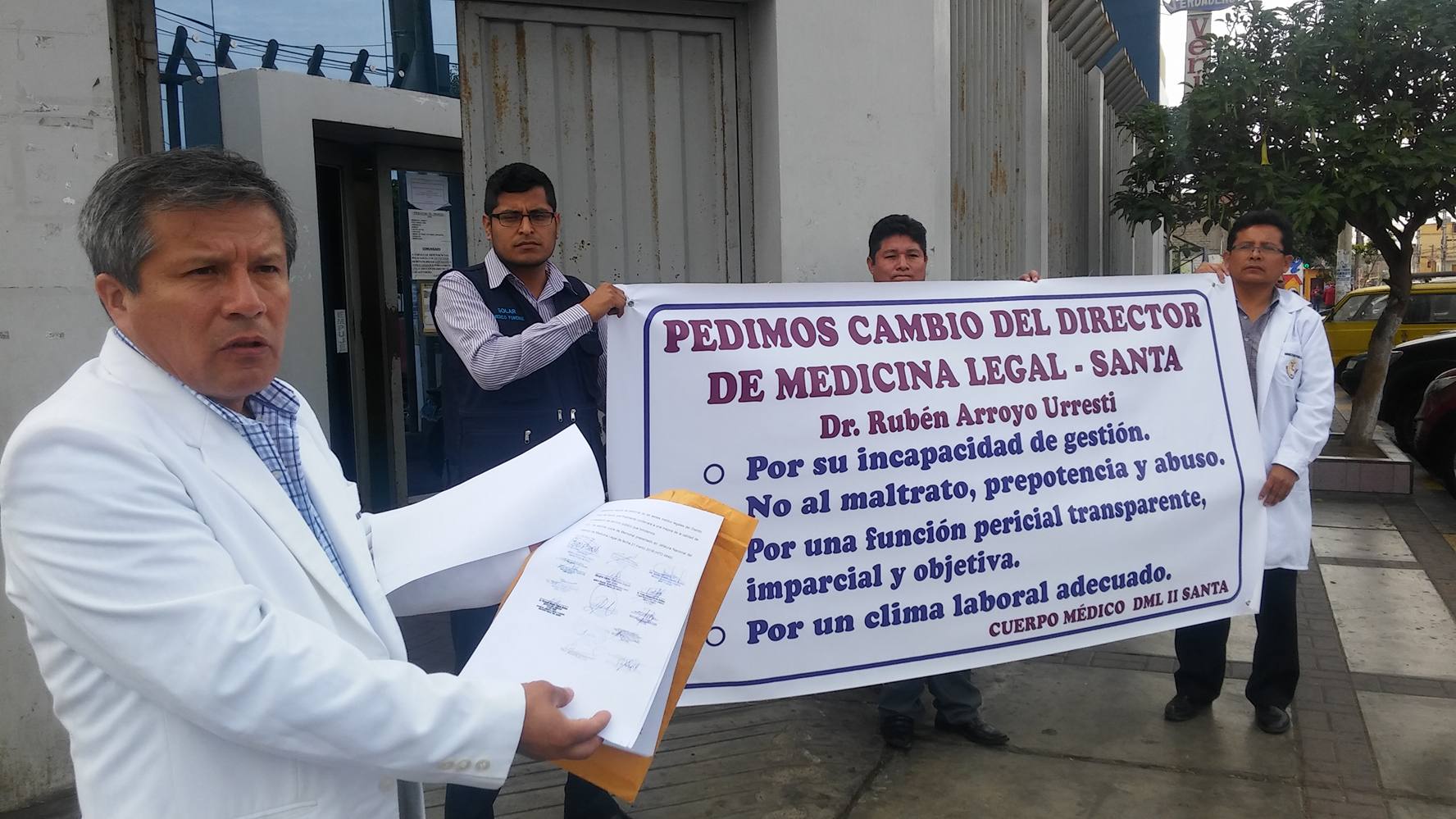 Con plantón médicos legistas de Chimbote exigen cambio de su director