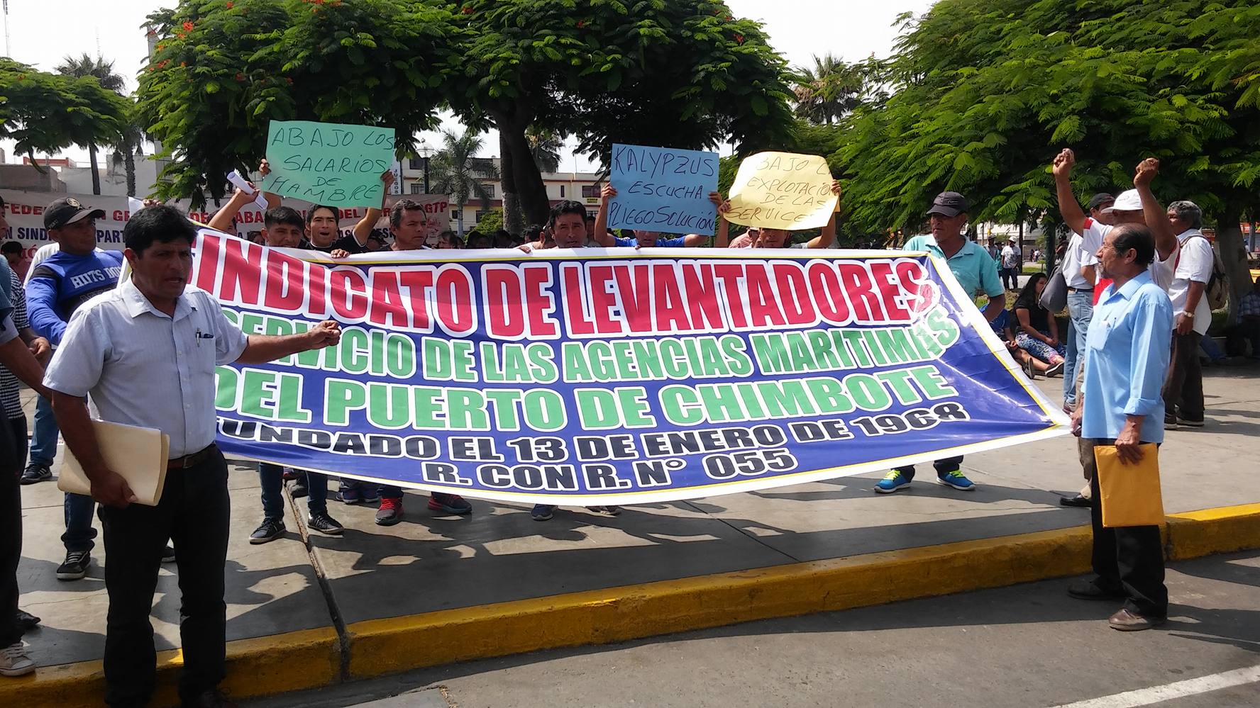 Levantadores de carga del puerto de Chimbote exigen cumplir con pago de sus beneficios laborales