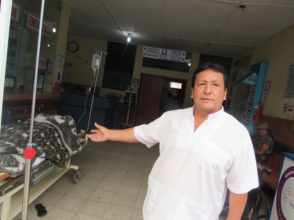Trabajadores del hospital La Caleta piden al gobernador de Áncash el cambio de su director 
