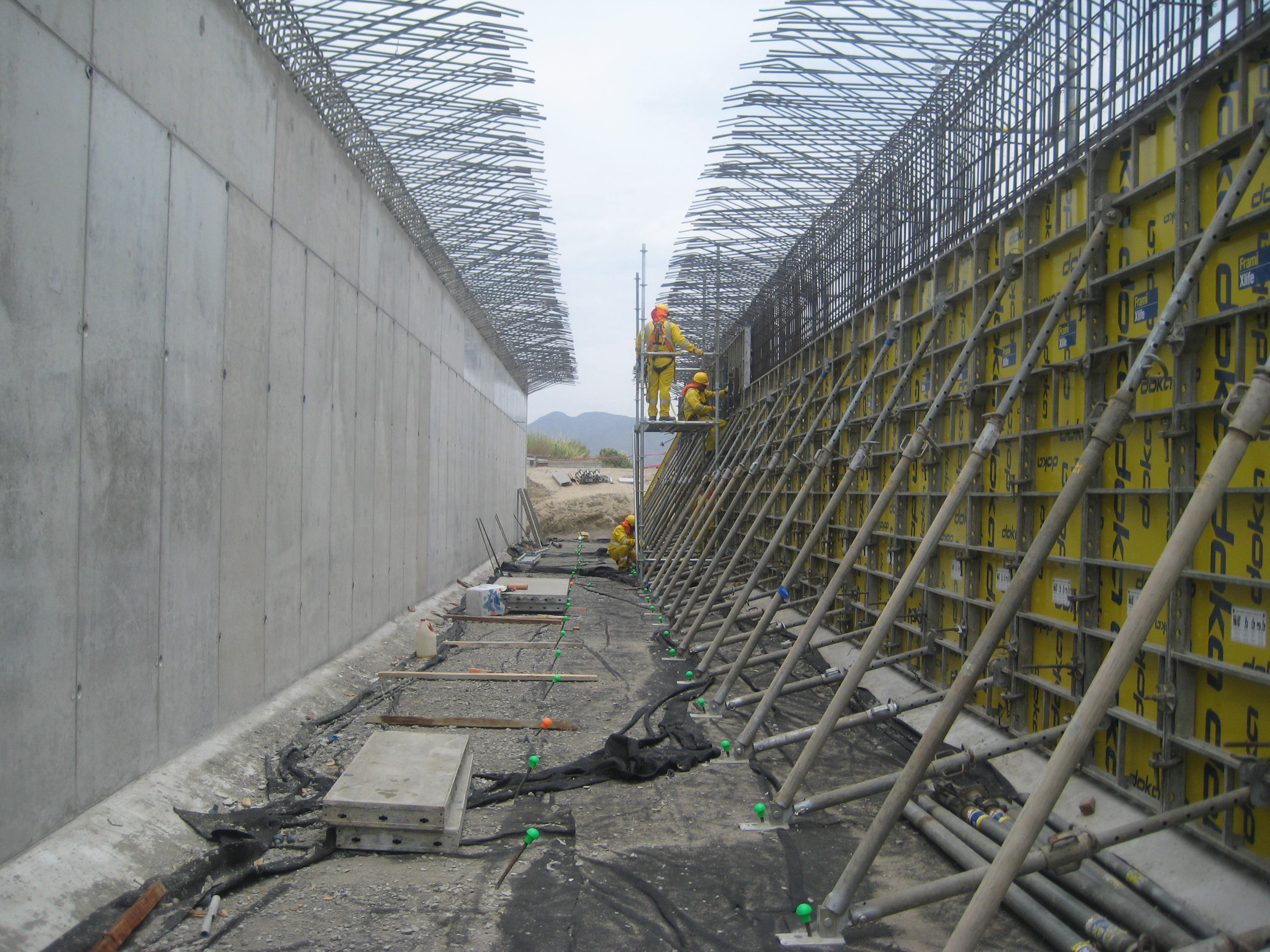 Realizan trabajos de liberación de interferencias en trazo de la vía de evitamiento de Chimbote