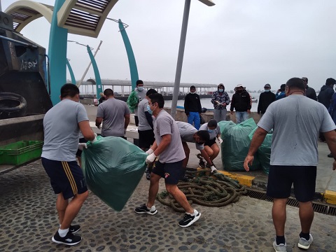 Capitanía, municipio y comunidad se unen y realizan limpieza en la playa La Caleta