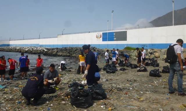  Realizan campaña de limpieza en la costanera de Chimbote