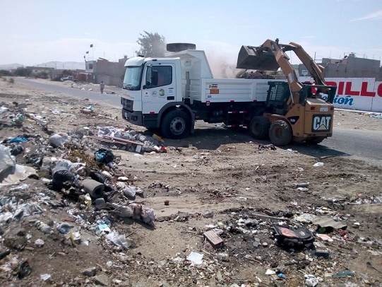 Nuevo Chimbote: moderna maquinaria realiza labor de limpieza en puntos críticos del distrito
