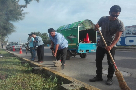 Nuevo Chimbote: alcalde  y funcionarios realizaron  campaña de limpieza en principales avenidas del distrito