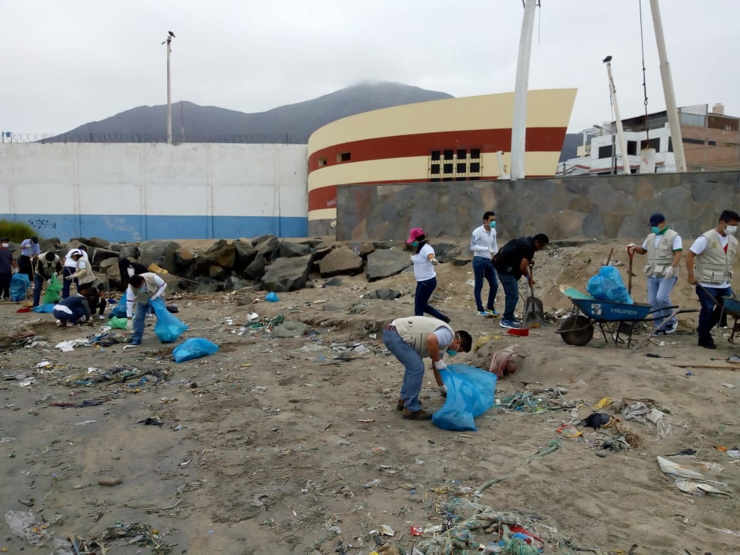 Chimbotanos expuestos a enfermedades por contaminación de la bahía por arrojo de desechos