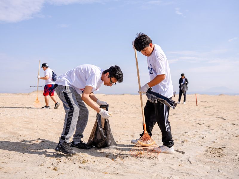 Estudiantes del programa Alfa de UCV Chimbote realizaron jornada de responsabilidad social en la playa El Dorado