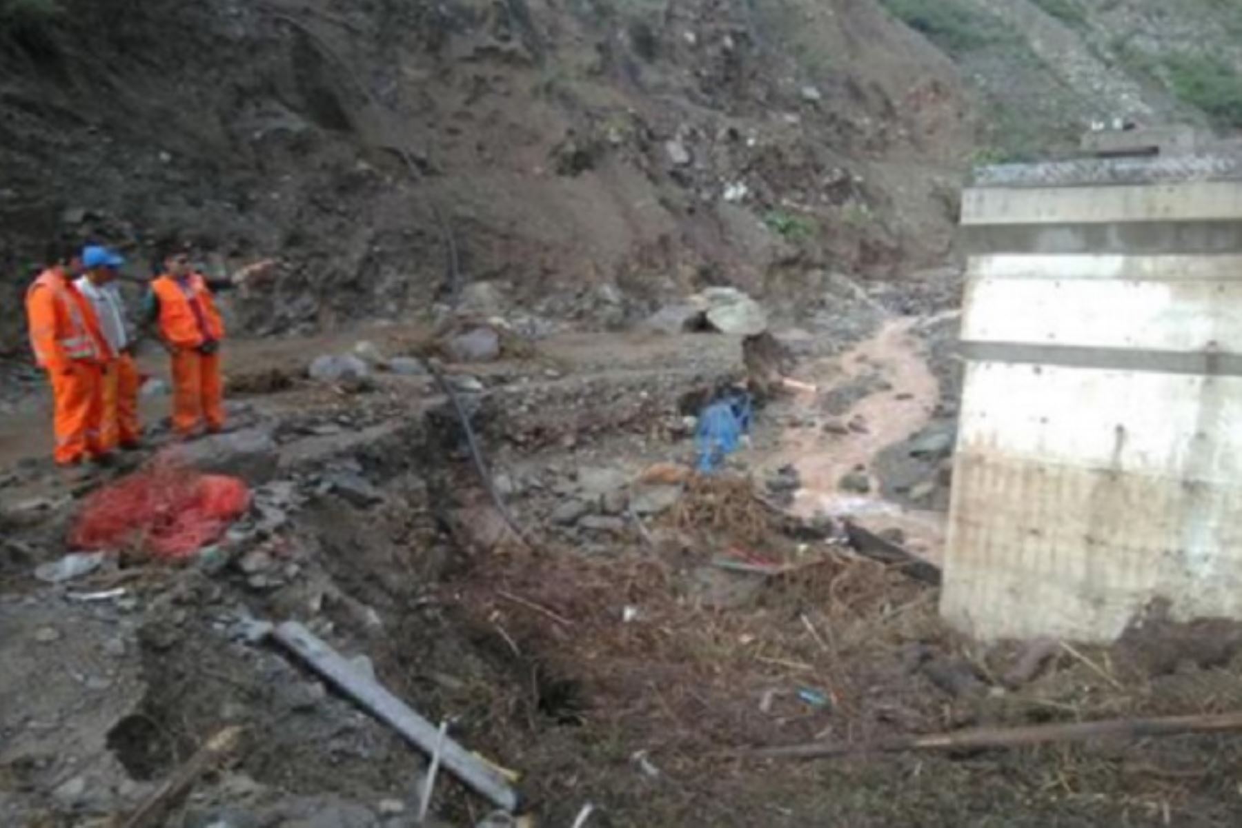 Áncash: comuna de Llacllin  continúa con limpieza de vía en Recuay por caída de huaico