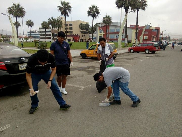 Más de 40 niños y jóvenes de Acaf realizan jornada de limpieza en Plaza Grau de Chimbote