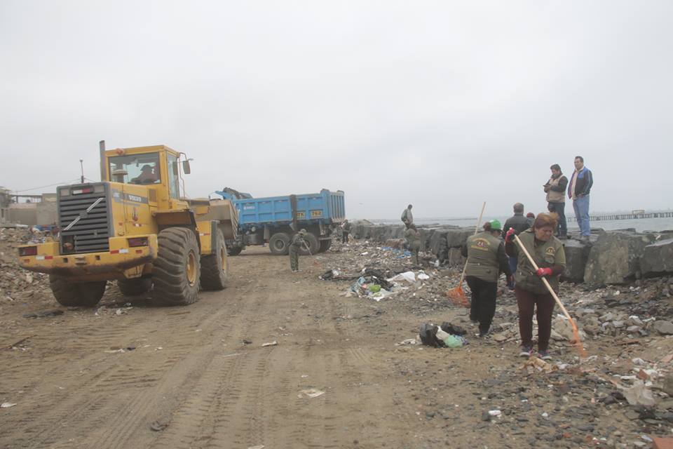 Más de mil 200 metros cúbicos de basura y desmonte fueron retirados de la costanera de Chimbote
