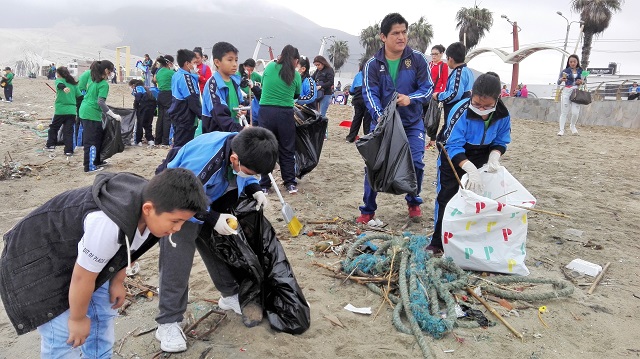Escolares limpian la orilla de la bahía de Chimbote y pidieron que no la contaminen más