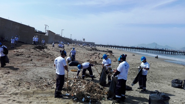 Aprochimbote inicia limpieza de playas con participación de 80 trabajadores de pesqueras