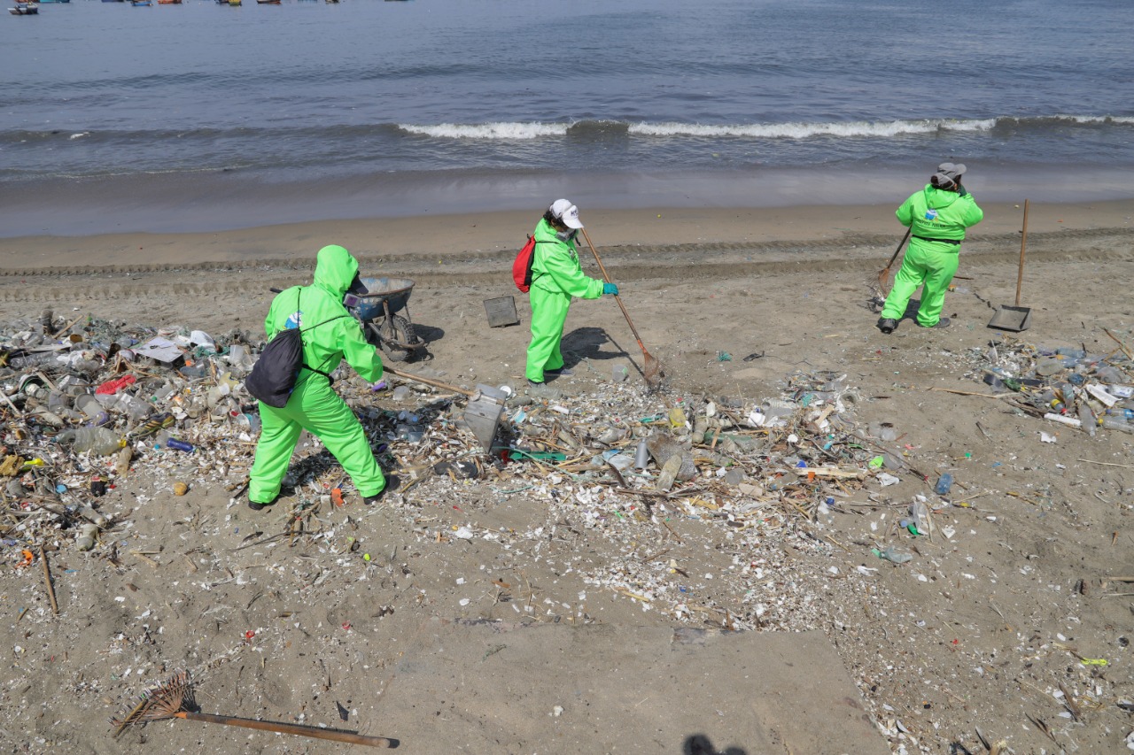 Municipalidad del Santa ejecuta campaña de limpieza en la playa La Caleta de Chimbote