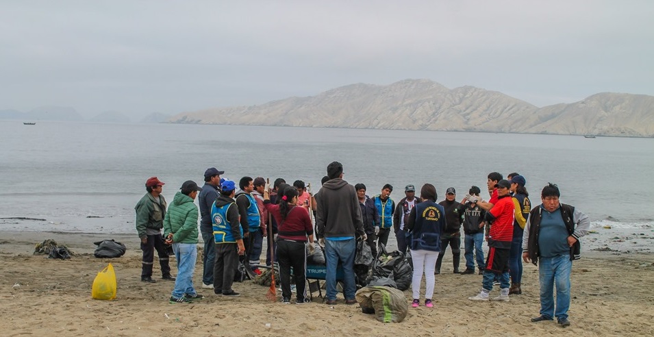 Comuna provincial realizó campaña de limpieza en playa La Caleta por el Día del Turismo
