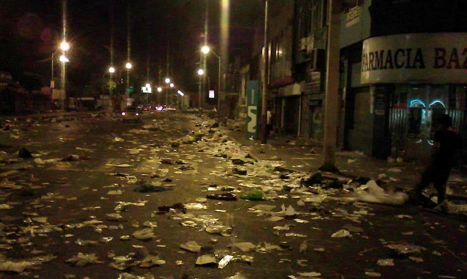 Ardua limpieza de calles céntricas de Chimbote tras fiestas navideñas