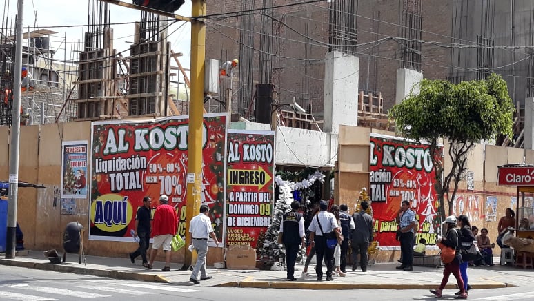 Chimbote: Multan local de productos navideños que se encuentra en plena construcción 