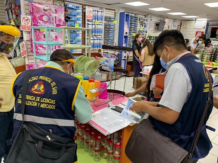  Chimbote: tres comercios son multados por no respetar distanciamiento entre vendedores y clientes