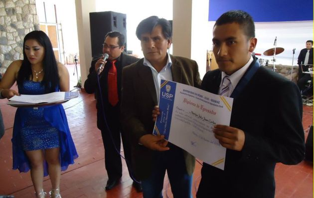 Candidato  regional  Lombardo Mautino apadrinó a flamantes ingenieros civiles