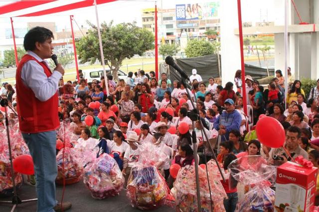 Nuevo Chimbote: candidatos por el MANPE regalaron canastas a las madres 