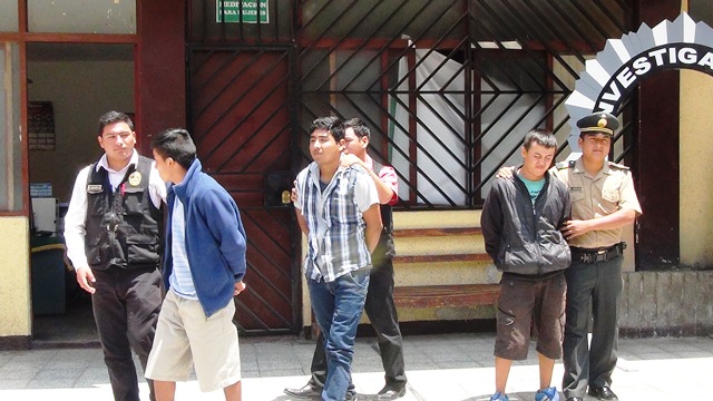 Policía atrapa a 3 sujetos cuanto arrebataban bolso a comerciante en Chimbote