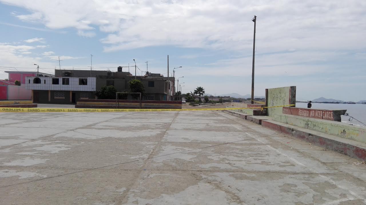 Fuerte oleaje provoca colapso de una parte de losa deportiva de La Libertad