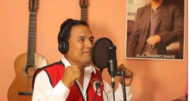 Candidato a vicepresidencia regional de Áncash incursiona en el canto para difundir candidatura