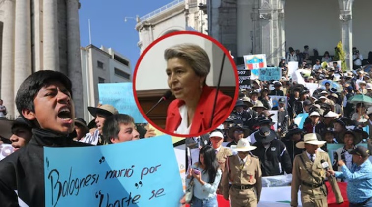 Escolares de Arequipa realizan marcha contra la congresista María Agüero 