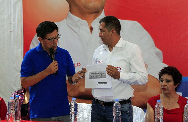 Luis Luna entregó su plan de gobierno a candidato regional Juan Carlos Morillo