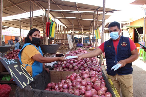 Distribuyen de manera gratuita 5 mil kits de mascarillas en cuatro mercados de Chimbote