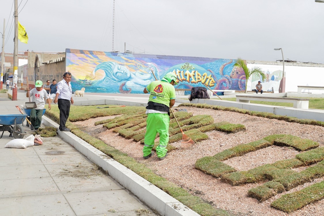Mejoran y dan mantenimiento al parque "Madre Campesina" en Miraflores Alto