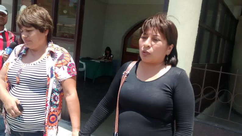 Delincuentes extorsionan a madre de familia que acaba de enterrar a su esposo 