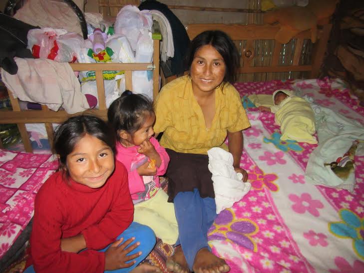 Chimbote: madre de familia que dio a luz en su precaria vivienda recibió ayuda de ACAF
