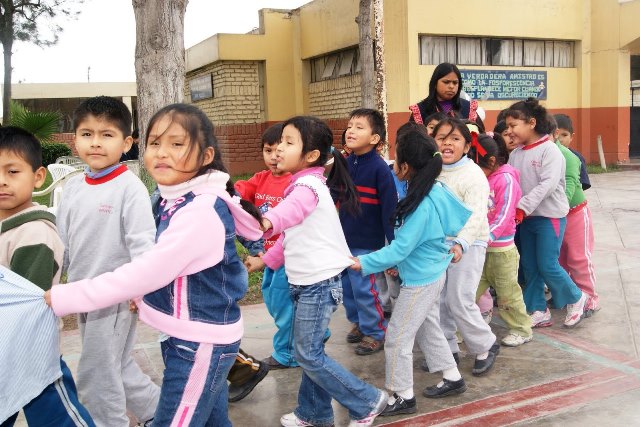 Madres recargadas: Voluntarias dividen tiempo en casa y albergues  