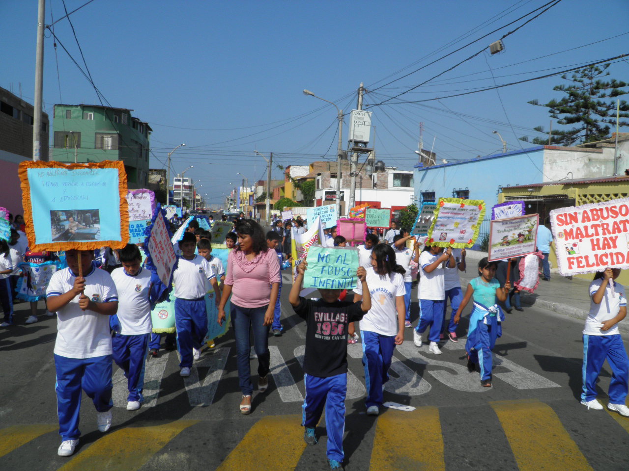 Escolares de colegio de Chimbote piden poner alto al maltrato infantil y explotación laboral