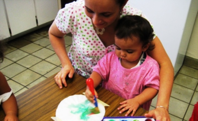 Buena comunicación de padres con hijos pequeños ayuda a mejorar su aprendizaje