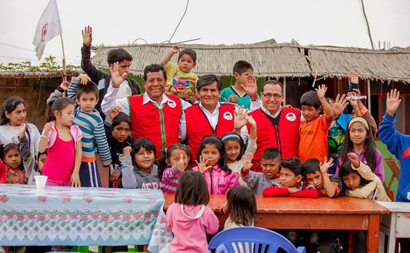  Candidatos del Manpe visitaron a niños del distrito de Nuevo Chimbote