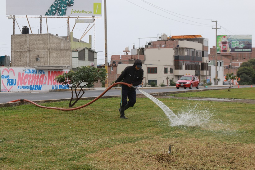 Comuna provincial retoma mantenimiento de parques y jardines de Chimbote  